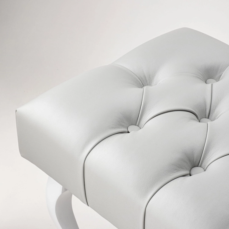 Szara pikowana ławka skórzana w stylu Chesterfield, do salonu lub przedpokoju