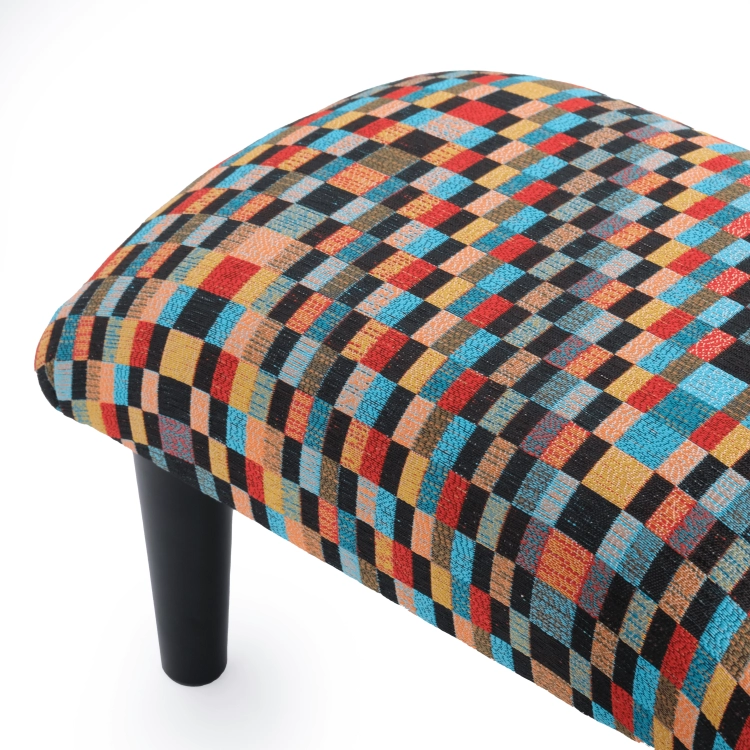 Podnóżek do fotela w jaskrawych kolorach, wygodny i dekoracyjny mebel