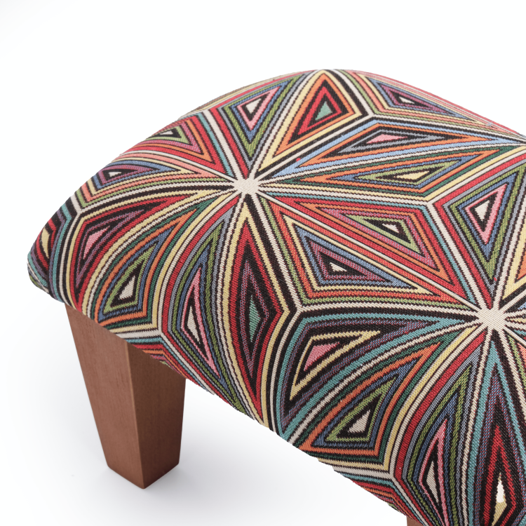 Podnóżek do fotela w jaskrawych kolorach, wygodny i dekoracyjny mebel