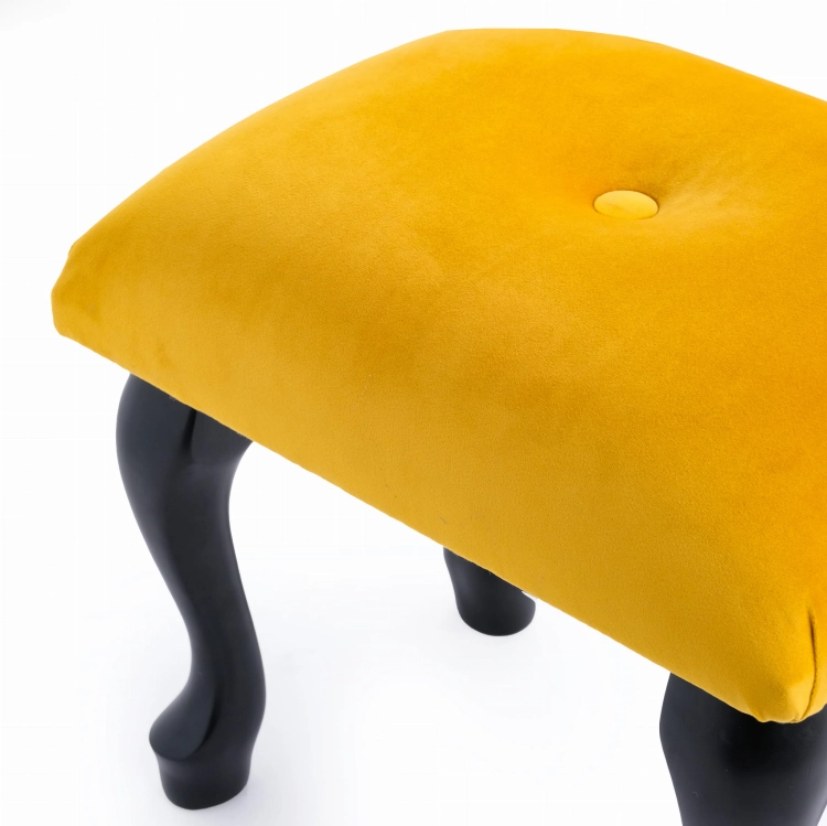 Pikowany stołek do toaletki w kolorze papaya, stylowy i wygodny