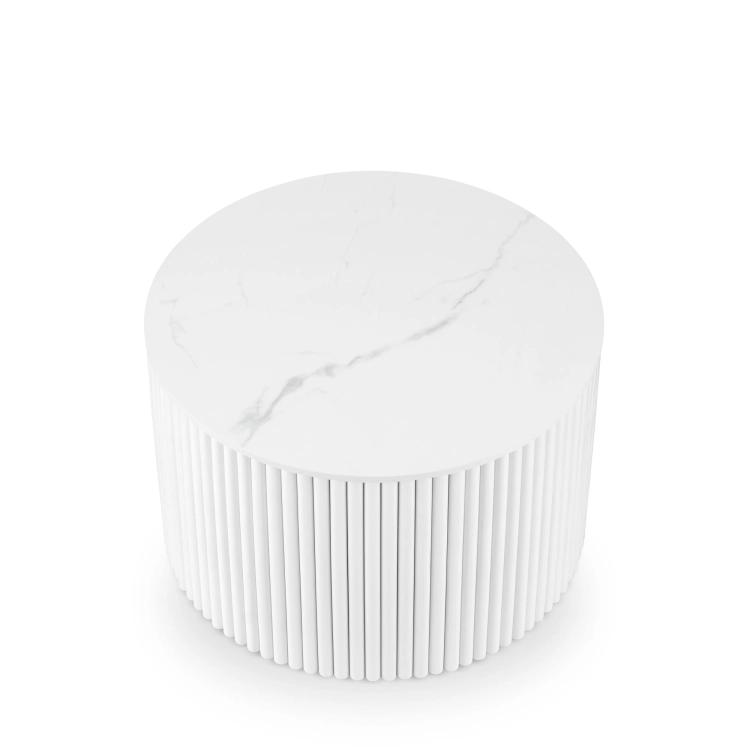 nowoczesny stolik w kolorze biały z ryflowaną podstawą i kamiennym blatem