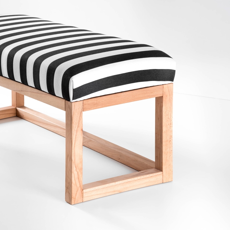 Nowoczesna ławka z tapicerką w paski, półką i drewnianą ramą