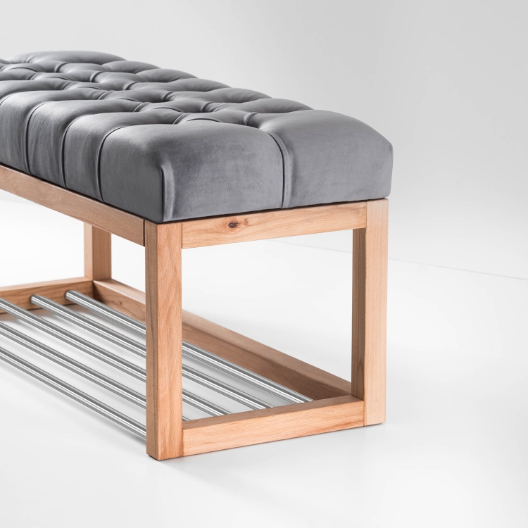 Stylowa ławka do przedpokoju z szarym pikowanym siedziskiem i jedną praktyczną półką