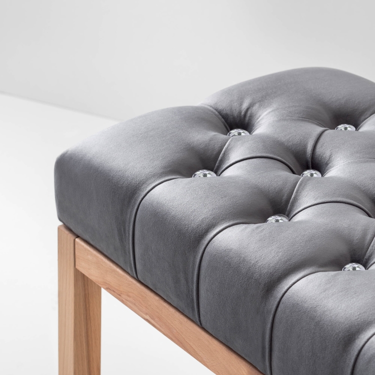 Pikowana szara ławka tapicerowana z drewnianą ramą i dolną półką