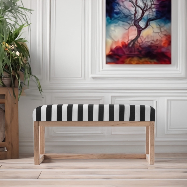 Stylowa ławka z tapicerką w paski i jasnym drewnem