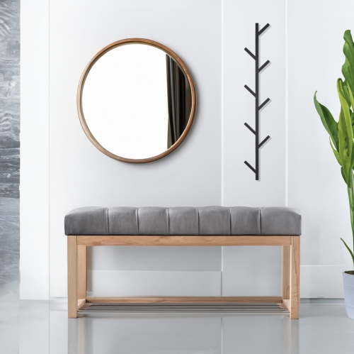 Ławka z pikowanym siedziskiem w kolorze szarym i drewnianą konstrukcją