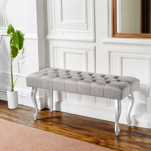 Ławka tapicerowana w kolorze szarym z efektownymi srebrnymi nogami