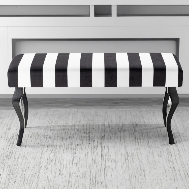 Wzorzysta ławka tapicerowana w paski