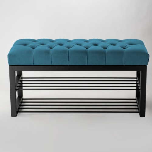 Industrialna ławka do holu z niebieskim siedziskiem i czarnymi metalowymi półkami na buty