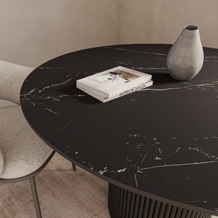 czarny stół do jadalni z kamiennym blatem