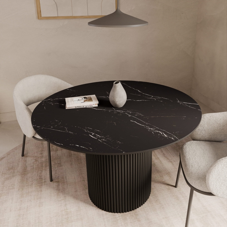 czarny stół do jadalni z kamiennym blatem