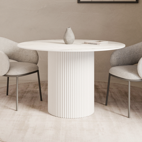 Biały stół do jadalni, okrągły blat i ryflowana noga, idealny do jasnych, przestronnych wnętrz