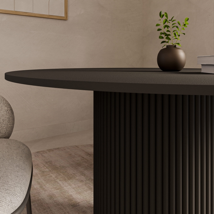 Czarny stół do jadalni, okrągły blat, ryflowana noga, minimalistyczna forma i wyrazisty detal