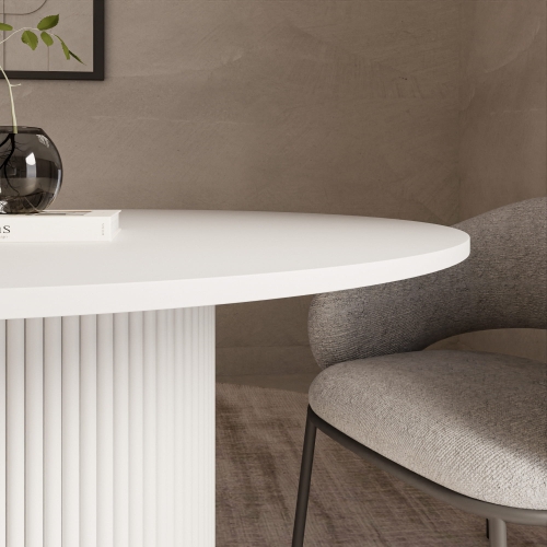 Biały okrągły stół z blatem, osadzony na ryflowanej nodze, idealny do jadalni