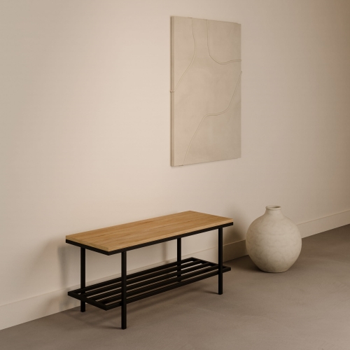 Ławka z drewnianym blatem w stylu industrialnym na stalowej podstawie w przedpokoju