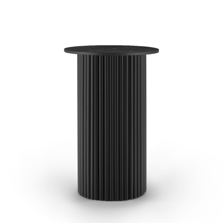 Wyrafinowany stolik w głębokiej czerni z okrągłym blatem wykonanym z trwałego spieku kwarcowego i designerską ryflowaną podstawą. Połączenie nowoczesnej elegancji z ponadczasowym stylem.