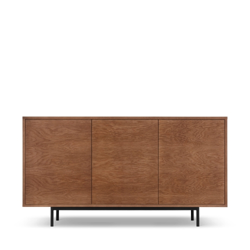 Dębowa komoda z zamykanymi szafkami na stalowej podstawie, idealna do salonu lub sypialni