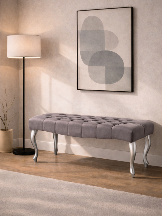 szara ławka pikowana na drewnianych białych nogach