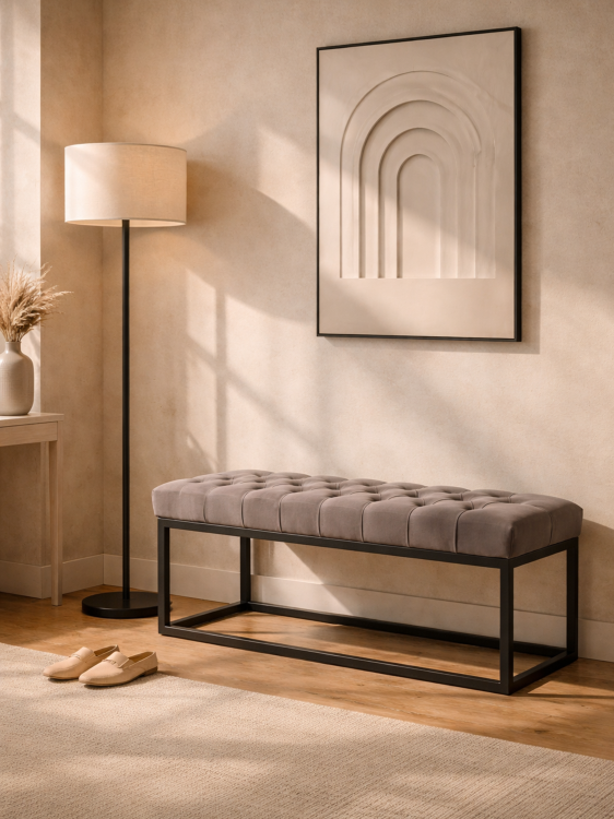 Pikowana ławka w szarym kolorze na metalowych nogach