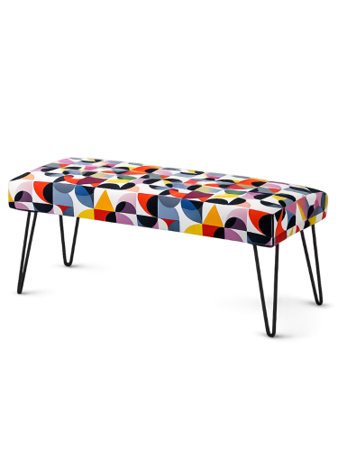 Wzorzysta ławka z metalowymi nogami