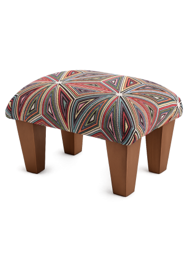 Kolorowy podnóżek do fotela, żywy i stylowy dodatek do wnętrza