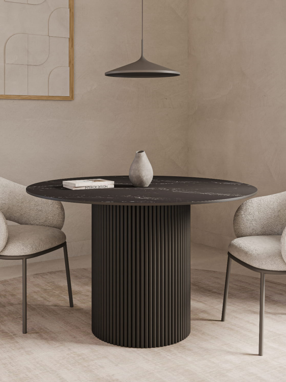 Czarny okrągły stół do jadalni z kamiennym blatem i ryflowaną nogą