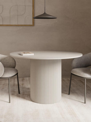 Kaszmirowy stół jadalniany z ryflowaną nogą, elegancki detal w nowoczesnym wnętrzu