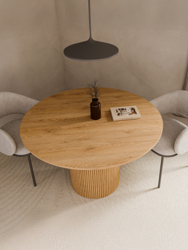 Okrągły stół jadalniany z drewna na jednej ryflowanej nodze, połączenie stylu i funkcjonalności