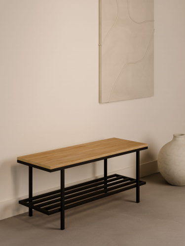 Nowoczesna industrialna ławka z drewnianym blatem na stalowej konstrukcji