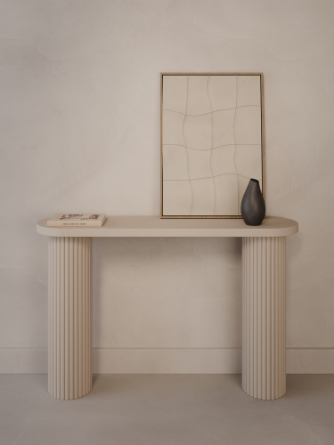 kaszmirowa konsola do przedpokoju na ryflowanych nogach