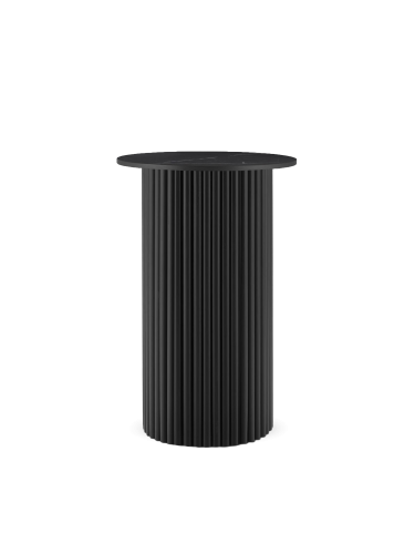 Czarny, nowoczesny stolik pomocniczy o okrągłym kamiennym blacie. Osadzony na ryflowanej nodze. Idealny akcent do nowoczesnych i luksusowych wnętrz.