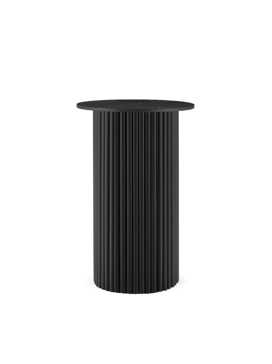 Czarny, nowoczesny stolik pomocniczy o okrągłym kamiennym blacie. Osadzony na ryflowanej nodze. Idealny akcent do nowoczesnych i luksusowych wnętrz.