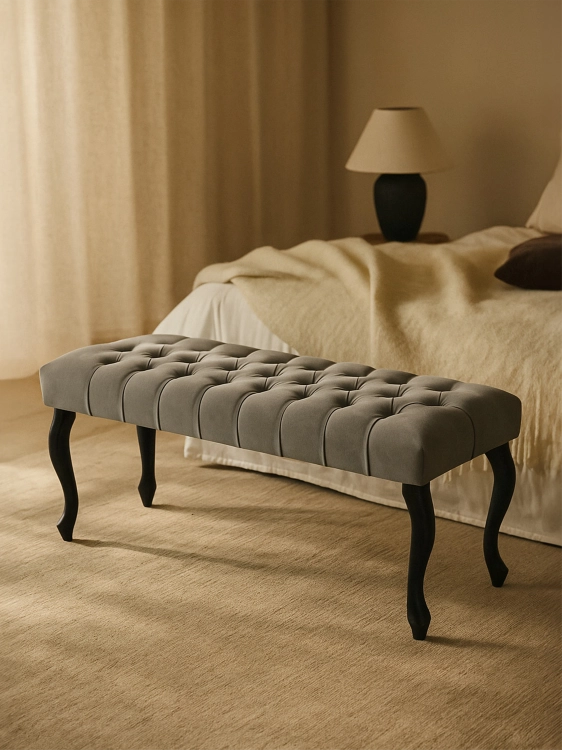 pikowana ławka do przedpokoju lub sypialni w kolorze szarym