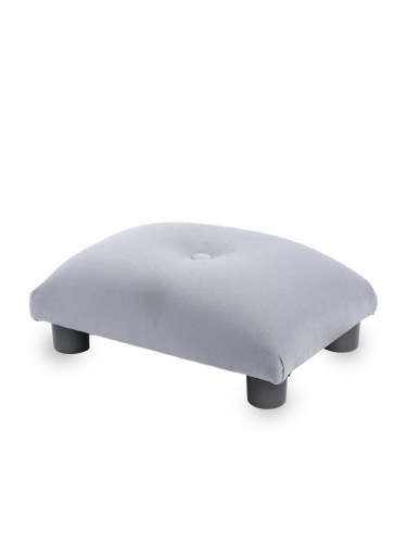 Pikowany podnóżek w kolorze szarym, wygodny i dekoracyjny mebel