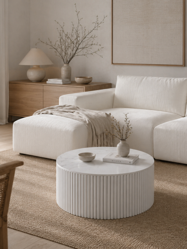 nowoczesny stolik w kolorze biały z ryflowaną podstawą i kamiennym blatem