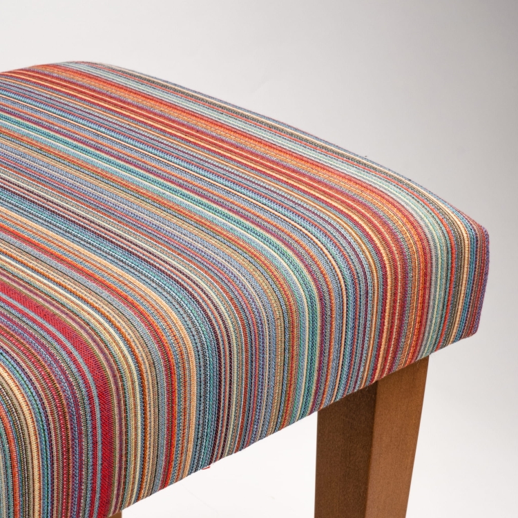 Ławka tapicerowana w paski z drewnianymi nogami