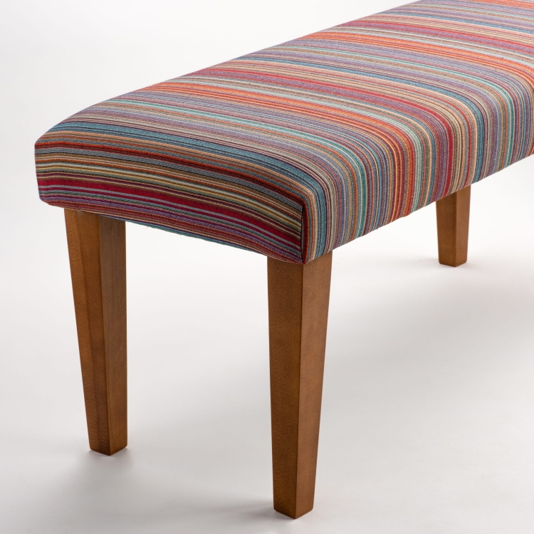 Tapicerowana ławka w paski na drewnianych nogach
