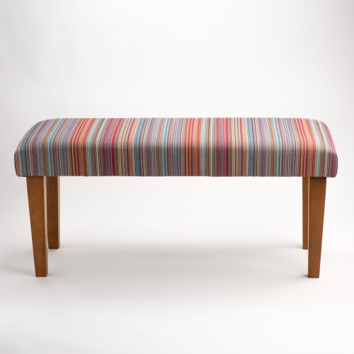 Ławka w paski na drewnianych nogach