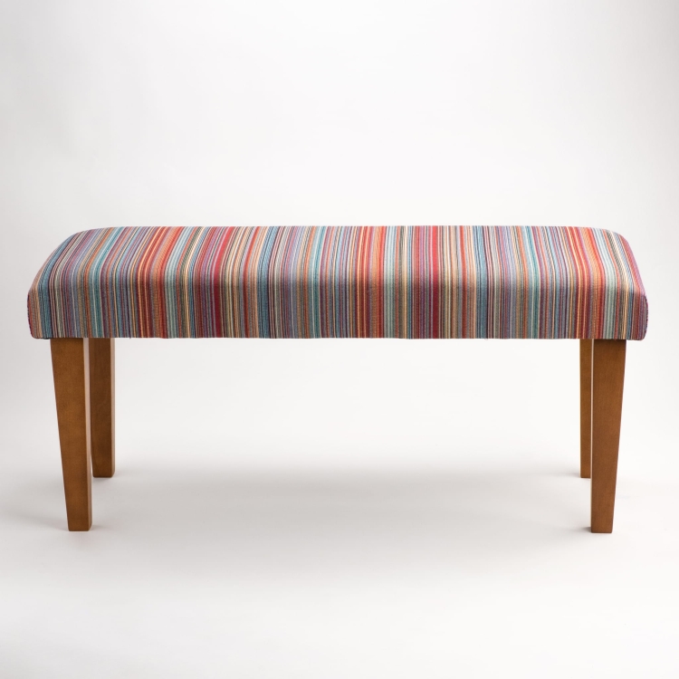 Ławka w paski na drewnianych nogach