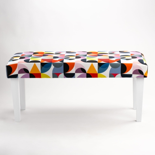 Wzorzysta ławka na białych nogach