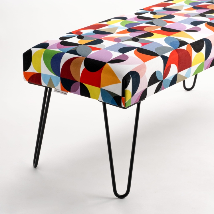 Ławka wzorzysta na metalowych nogach