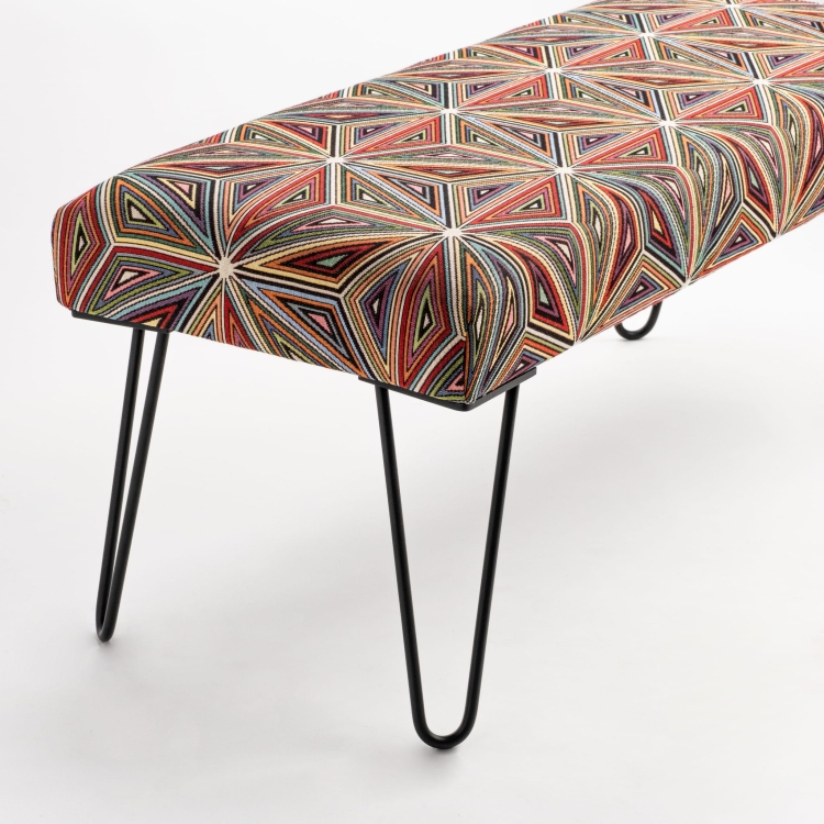 Tapicerowana wzorzysta ławka na metalowych nogach, idealna do industrialnych wnętrz