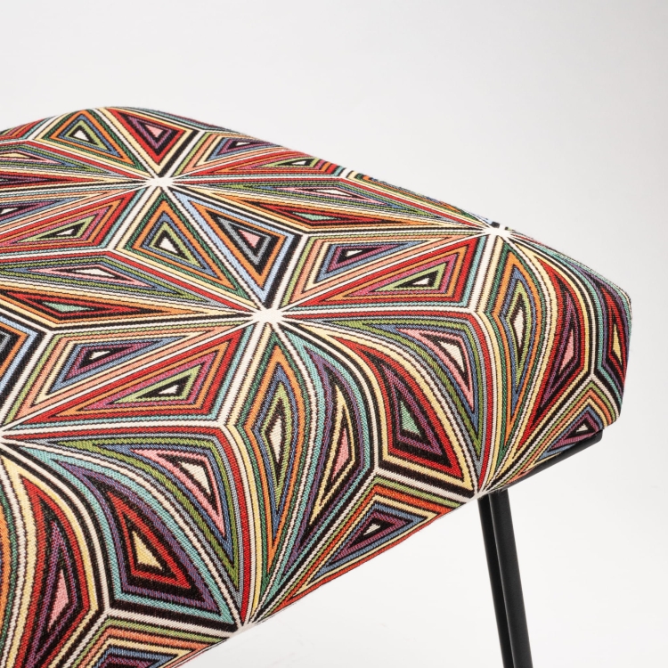 Wzorzysta ławka na metalowych nogach