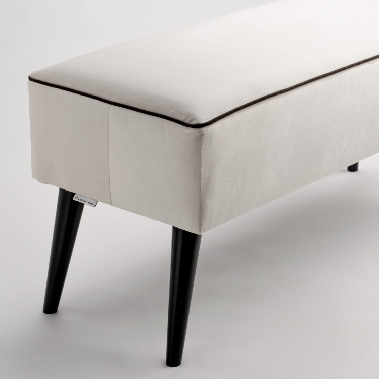 Ławka w kolorze kremowym i tapicerowana, idealna do przedpokoju