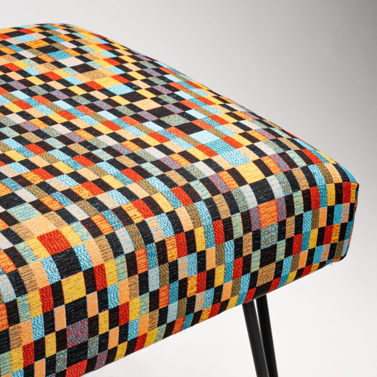 Loftowa ławka z tapicerką we wzory i czarną metalową podstawą w kształcie pinów