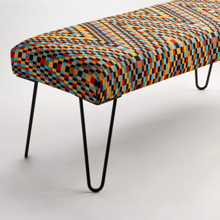 Wzorzysta ławka w stylu loft z tapicerką dekoracyjną i cienkimi nogami pin z metalu