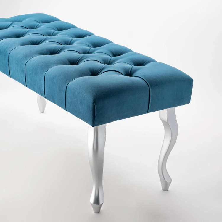 Pikowana ławka w intensywnym turkusowym kolorze ze srebrnymi nogami
