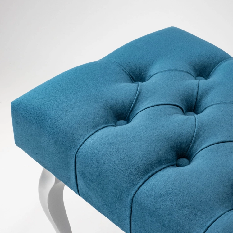 Elegancka pikowana ławka w kolorze turkusowym z metalowymi srebrnymi nogami