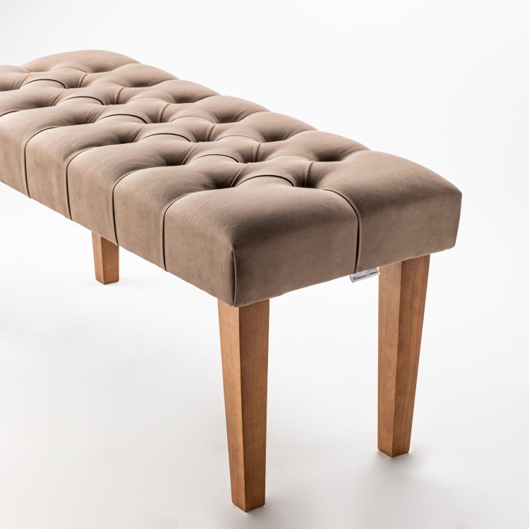 Pikowana ławka w kolorze brązowym z naturalnymi drewnianymi nogami