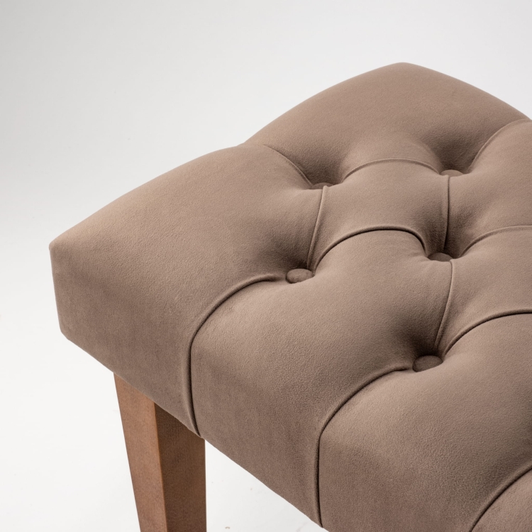 Pikowana brązowa ławka z drewnianą podstawą